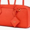 Bolso de hombro Aren East West en piel Maxi Monogram Bolso de hombro Aren East West en piel Maxi Monogram