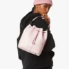 Bolso Drawstring Dessau en piel con Maxi Monogram Bolso Drawstring Dessau en piel con Maxi Monogram