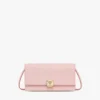 Cartera con cadena Aren en piel con monograma en relieve Cartera con cadena Aren en piel con monograma en relieve