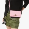 Cartera con cadena Aren en piel con monograma en relieve Cartera con cadena Aren en piel con monograma en relieve