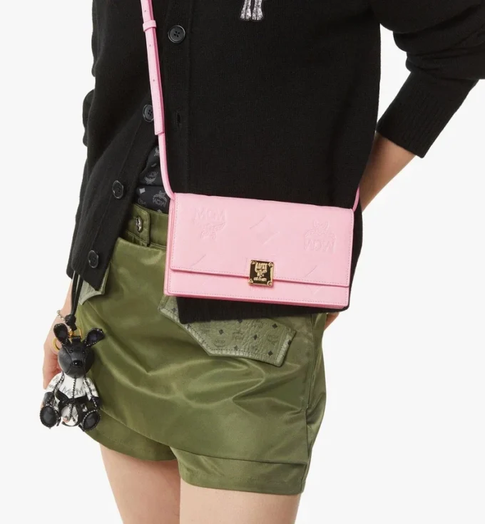 Cartera con cadena Aren en piel con monograma en relieve Cartera con cadena Aren en piel con monograma en relieve