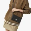 Cartera con cadena Aren en piel con monograma en relieve Cartera con cadena Aren en piel con monograma en relieve