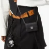 Cartera con cadena Aren en piel con monograma en relieve Cartera con cadena Aren en piel con monograma en relieve