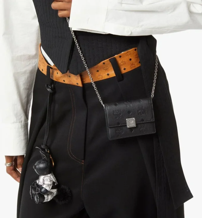 Cartera con cadena Aren en piel con monograma en relieve Cartera con cadena Aren en piel con monograma en relieve