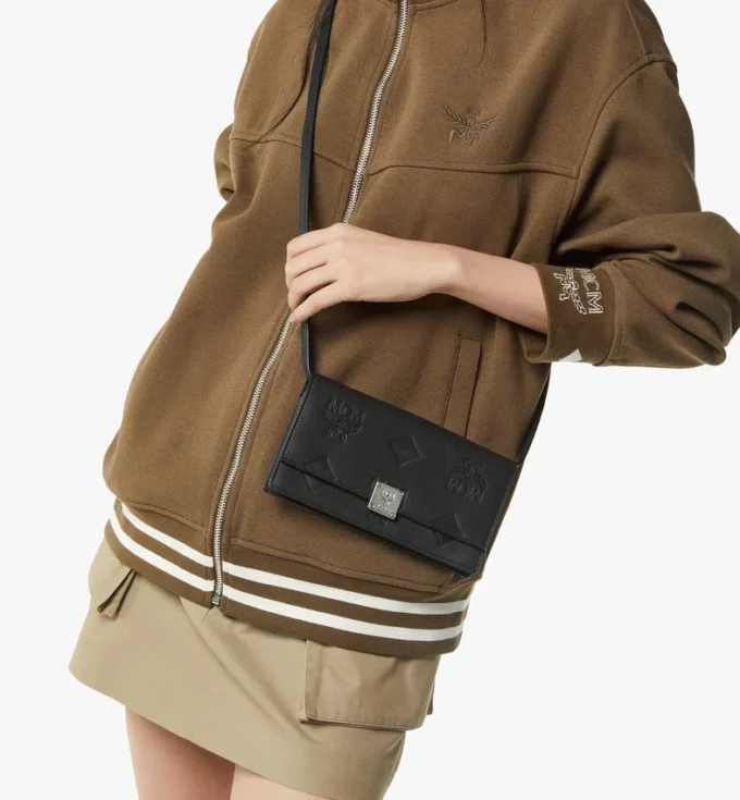 Cartera con cadena Aren en piel con monograma en relieve Cartera con cadena Aren en piel con monograma en relieve