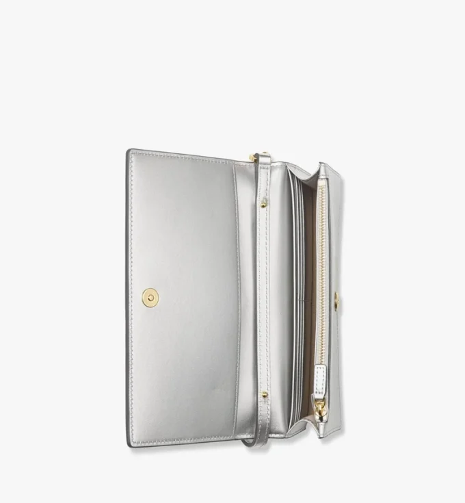 Cartera con cadena de diamantes en piel metalizada con efecto espejo