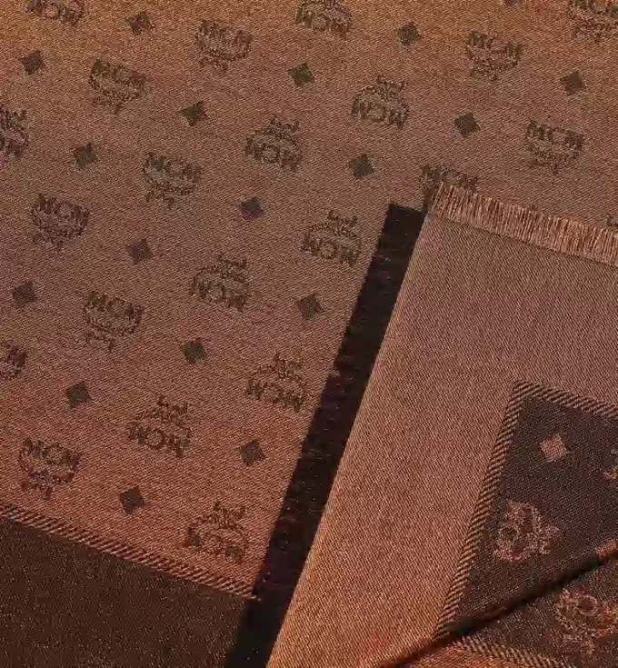 Chal con monograma en jacquard de lana y seda Chal con monograma en jacquard de lana y seda