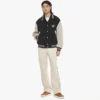 Chaqueta universitaria con parche con el logotipo Essential Chaqueta universitaria con parche con el logotipo Essential
