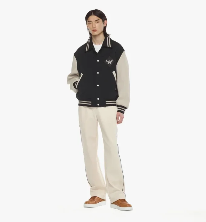 Chaqueta universitaria con parche con el logotipo Essential Chaqueta universitaria con parche con el logotipo Essential