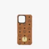 Funda para iPhone 16 Pro Max MCM x Casetify con placa de latón y cuero vegano biológico Funda para iPhone 16 Pro Max MCM x Casetify con placa de latón y cuero vegano biológico