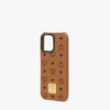 Funda para iPhone 16 Pro Max MCM x Casetify con placa de latón y cuero vegano biológico Funda para iPhone 16 Pro Max MCM x Casetify con placa de latón y cuero vegano biológico