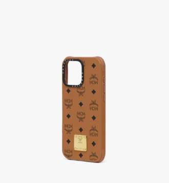Funda para iPhone 16 Pro Max MCM x Casetify con placa de latón y cuero vegano biológico