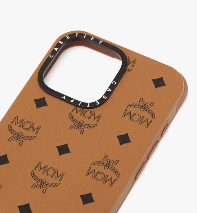 Funda para iPhone 16 Pro Max MCM x Casetify con placa de latón y cuero vegano biológico Funda para iPhone 16 Pro Max MCM x Casetify con placa de latón y cuero vegano biológico