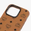 Funda para iPhone 16 Pro MCM x Casetify con placa de latón Bioveg Funda para iPhone 16 Pro MCM x Casetify con placa de latón Bioveg