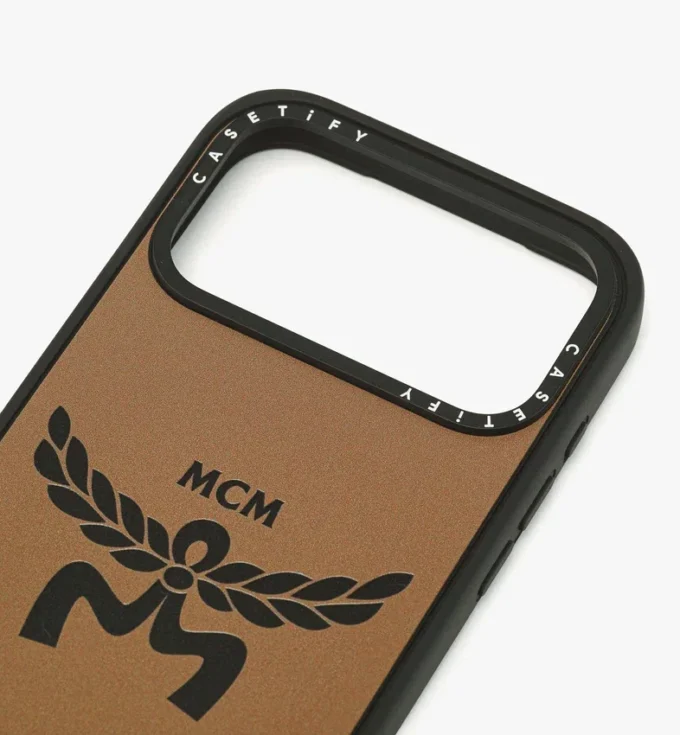 Funda para iPhone 17 Pro Max con logotipo de MCM x Casetify