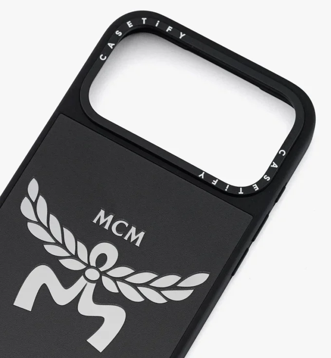 Funda para iPhone 17 Pro Max con logotipo de MCM x Casetify