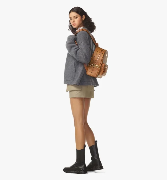 Mochila Stark con tachuelas laterales en Visetos Mochila Stark con tachuelas laterales en Visetos