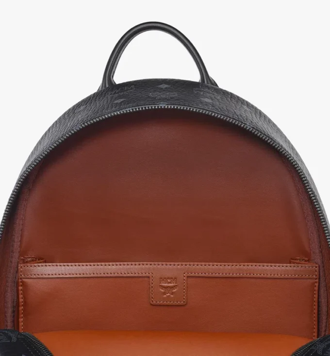 Mochila Stark con tachuelas laterales en Visetos Mochila Stark con tachuelas laterales en Visetos
