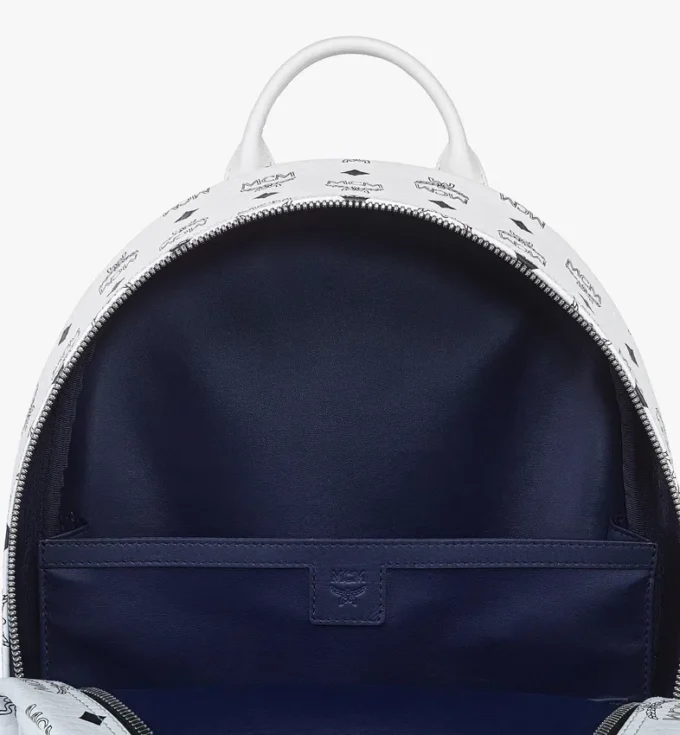 Mochila Stark con tachuelas laterales en Visetos Mochila Stark con tachuelas laterales en Visetos