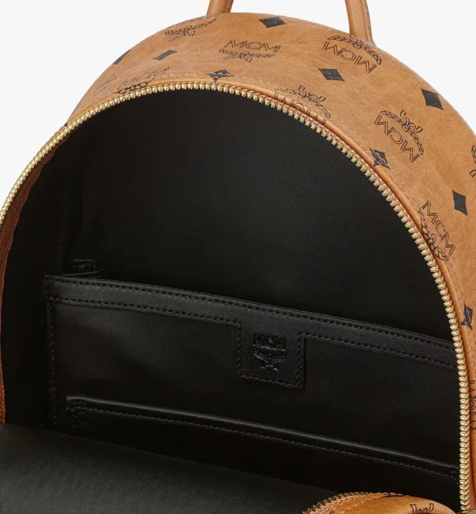 Mochila Stark con tachuelas laterales en Visetos Mochila Stark con tachuelas laterales en Visetos