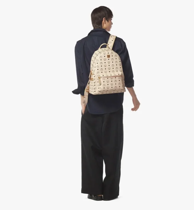 Mochila Stark con tachuelas laterales en Visetos Mochila Stark con tachuelas laterales en Visetos