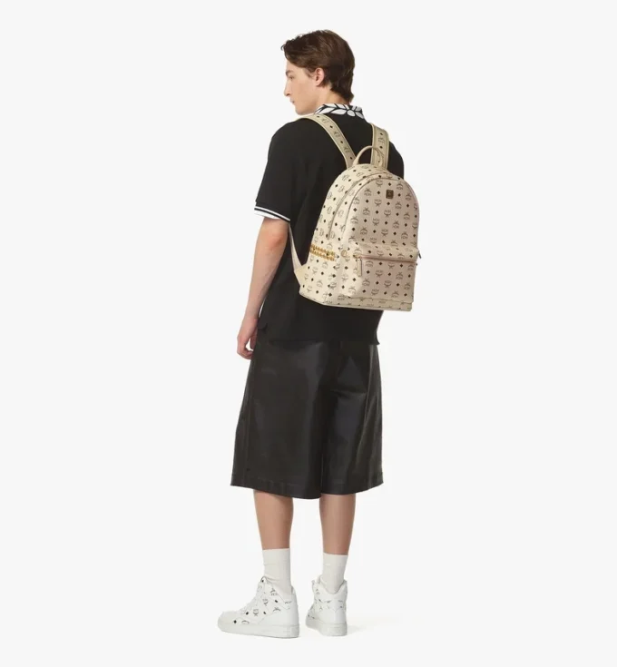 Mochila Stark con tachuelas laterales en Visetos Mochila Stark con tachuelas laterales en Visetos