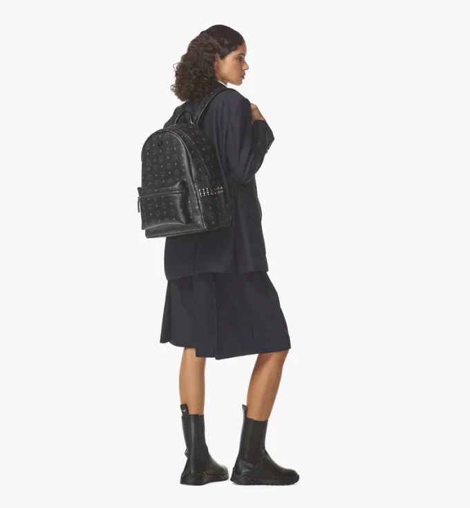 Mochila Stark con tachuelas laterales en Visetos Mochila Stark con tachuelas laterales en Visetos