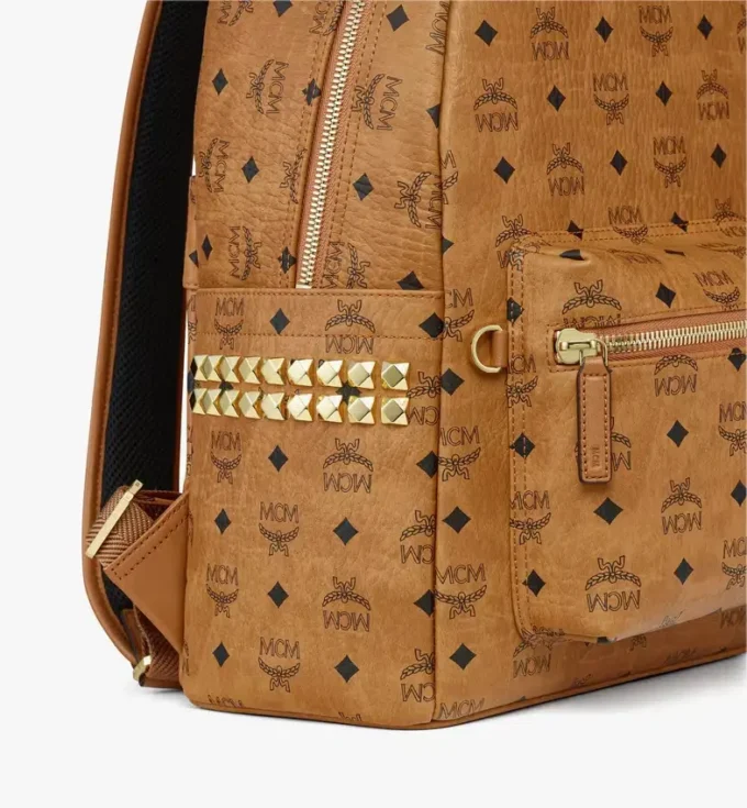 Mochila Stark con tachuelas laterales en Visetos Mochila Stark con tachuelas laterales en Visetos