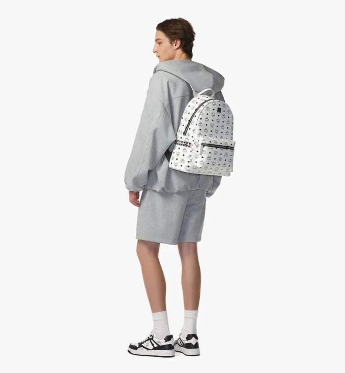 Mochila Stark con tachuelas laterales en Visetos Mochila Stark con tachuelas laterales en Visetos