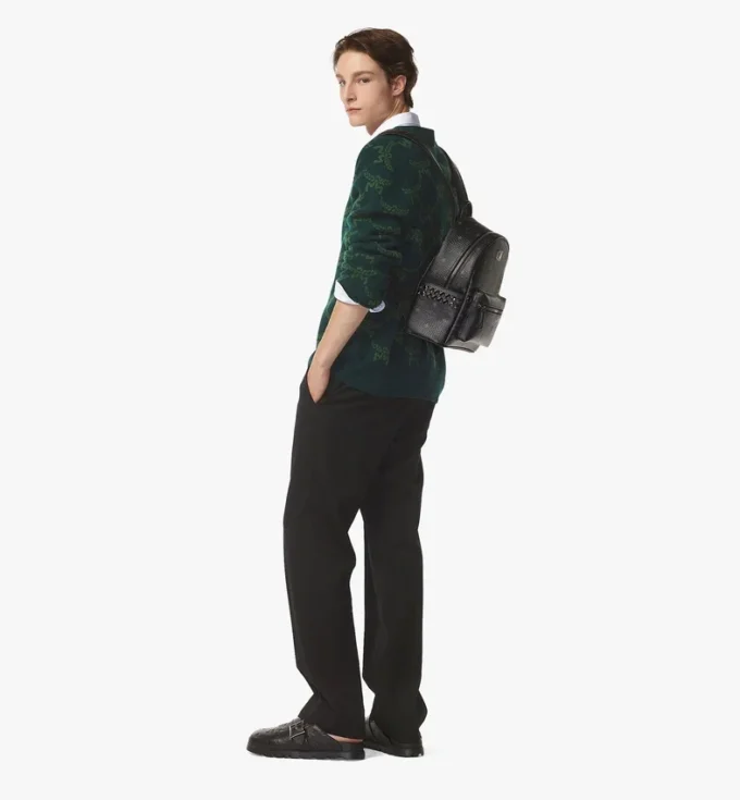Mochila Stark con tachuelas laterales en Visetos Mochila Stark con tachuelas laterales en Visetos