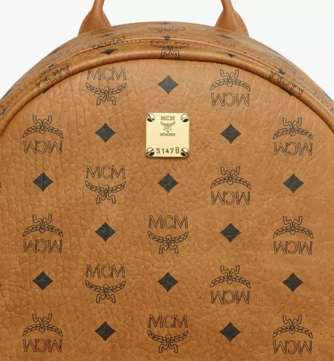 Mochila Stark con tachuelas laterales en Visetos Mochila Stark con tachuelas laterales en Visetos