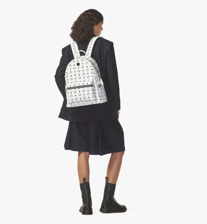 Mochila Stark con tachuelas laterales en Visetos Mochila Stark con tachuelas laterales en Visetos