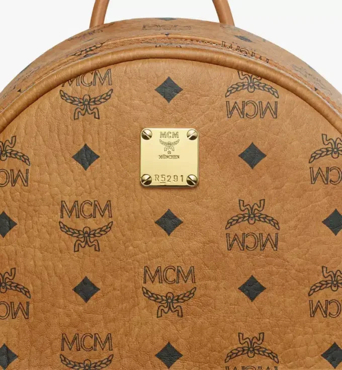 Mochila Stark con tachuelas laterales en Visetos Mochila Stark con tachuelas laterales en Visetos