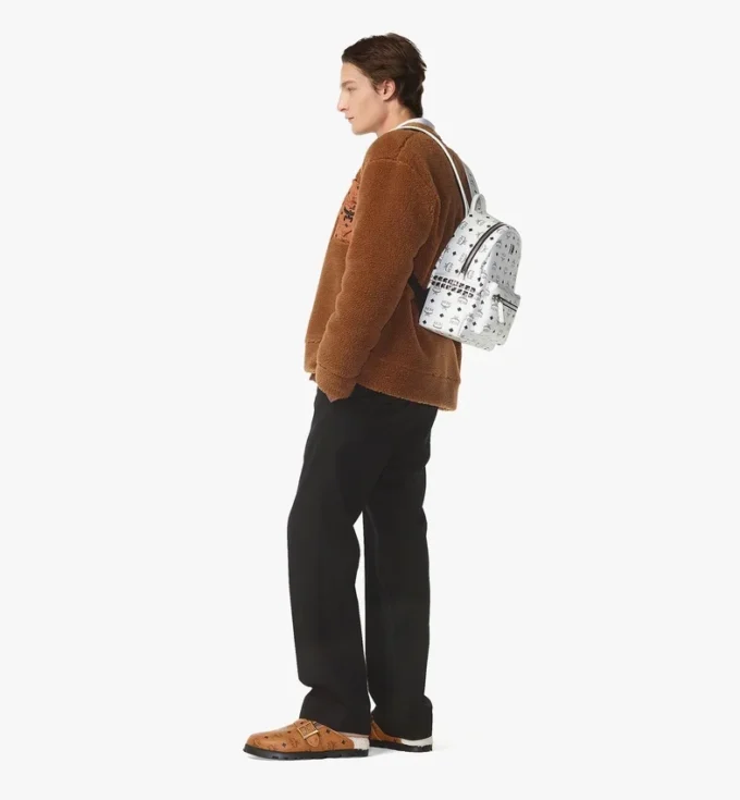 Mochila Stark con tachuelas laterales en Visetos Mochila Stark con tachuelas laterales en Visetos