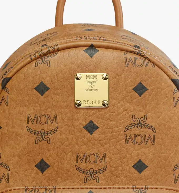 Mochila Stark con tachuelas laterales en Visetos