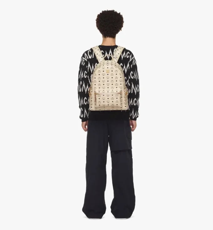 Mochila Stark con tachuelas laterales en Visetos Mochila Stark con tachuelas laterales en Visetos