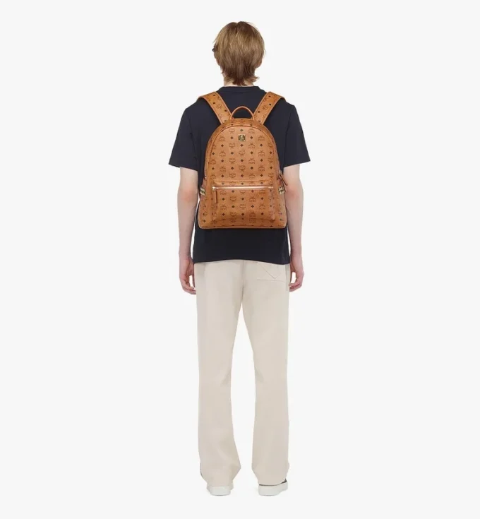 Mochila Stark con tachuelas laterales en Visetos Mochila Stark con tachuelas laterales en Visetos