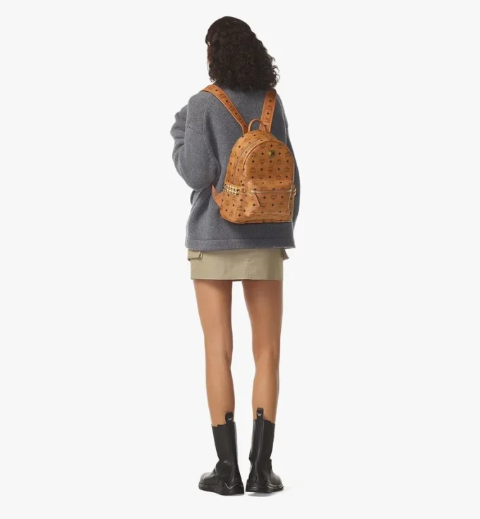Mochila Stark con tachuelas laterales en Visetos Mochila Stark con tachuelas laterales en Visetos