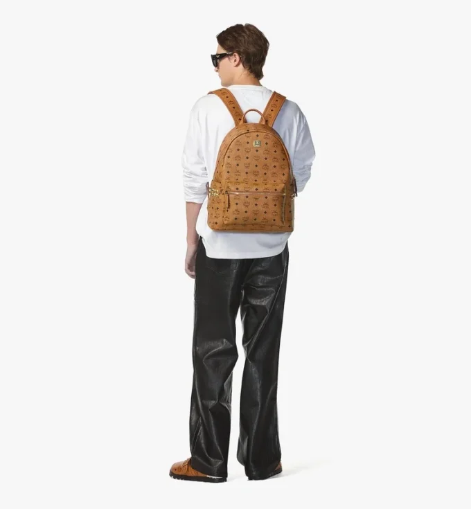 Mochila Stark con tachuelas laterales en Visetos Mochila Stark con tachuelas laterales en Visetos