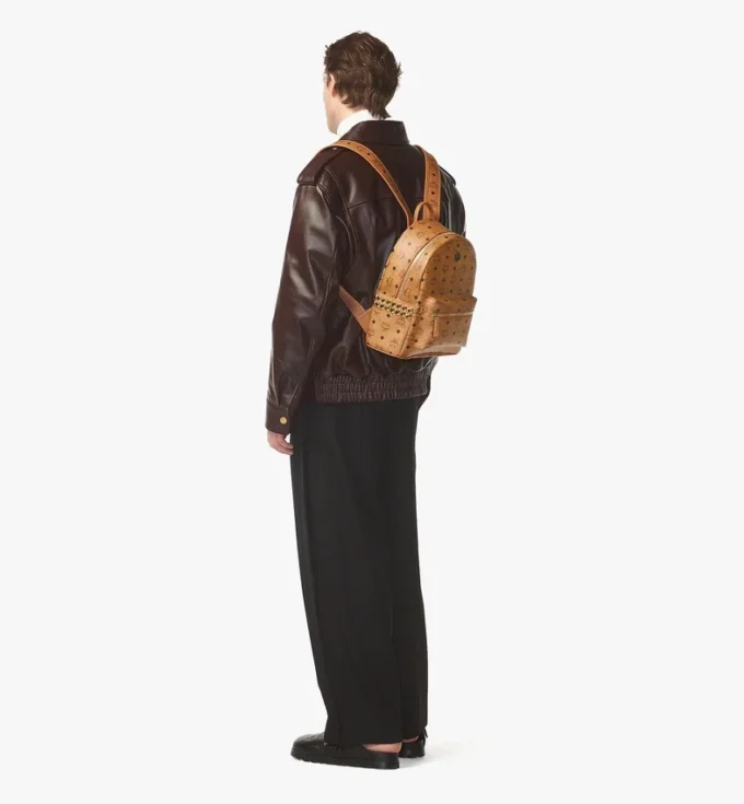 Mochila Stark con tachuelas laterales en Visetos Mochila Stark con tachuelas laterales en Visetos