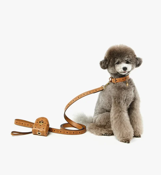 Portabolsas para mascotas con correa de muñeca en piel con estampado Monogram Portabolsas para mascotas con correa de muñeca en piel con estampado Monogram